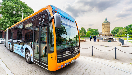 Ein rnv-Bus des Typs H2-eCitaro in Mannheim vor dem Mannheimer Wasserturm.