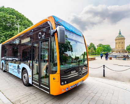 Ein rnv-Bus des Typs H2-eCitaro in Mannheim vor dem Mannheimer Wasserturm.