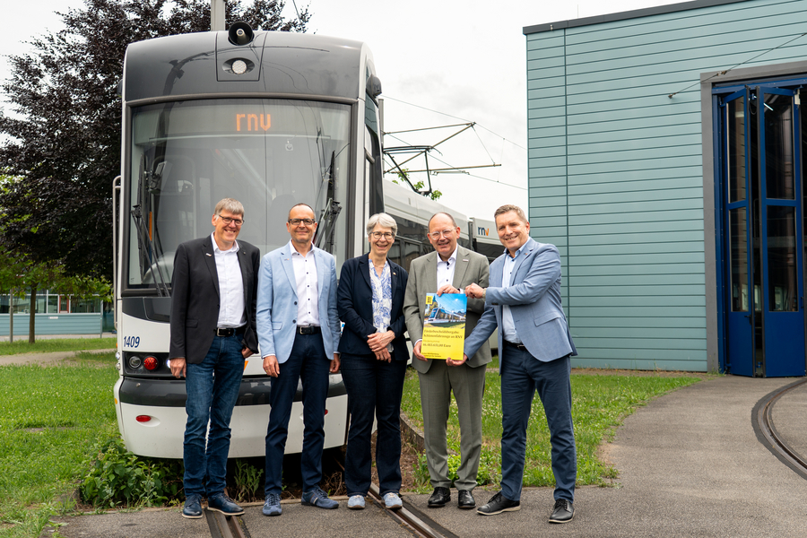 v.r.n.l: Frank Ehemann, Bereichsleiter Fahrzeuge der rnv; Christian Volz, Kaufmännischer Geschäftsführer der rnv; Elke Zimmer, Staatssekretärin Verkehrsministerium Baden-Württemberg; Christian Specht, Oberbürgermeister der Stadt Mannheim; Martin in der Beek, Technischer Geschäftsführer der rnv.