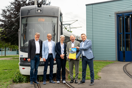 Baden-Württemberg fördert Rhein-Neckar-Tram mit 46 Millionen Euro v.r.n.l: Frank Ehemann, Bereichsleiter Fahrzeuge der rnv; Christian Volz, Kaufmännischer Geschäftsführer der rnv; Elke Zimmer, Staatssekretärin Verkehrsministerium Baden-Württemberg; Christian Specht, Oberbürgermeister der Stadt Mannheim; Martin in der Beek, Technischer Geschäftsführer der rnv.