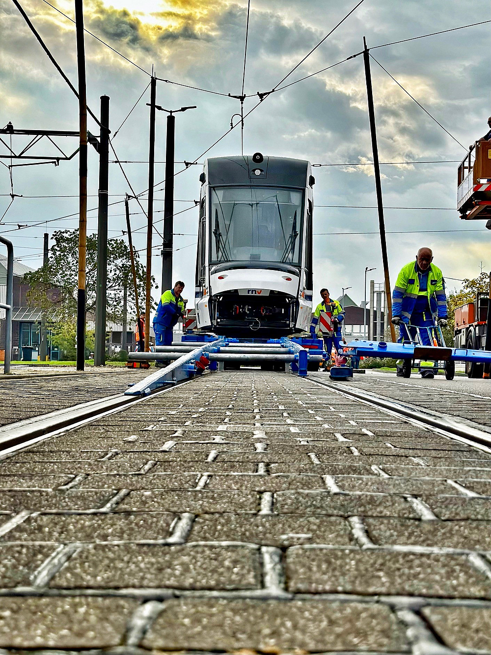 Eingleisen der neuen Rhein-Neckar-Tram (RNT) auf dem Betriebshof Ludwigshafen.