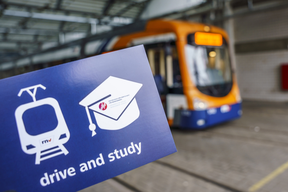 „drive and study“ – HdWM und rnv enthüllen Kooperations-Straßenbahn