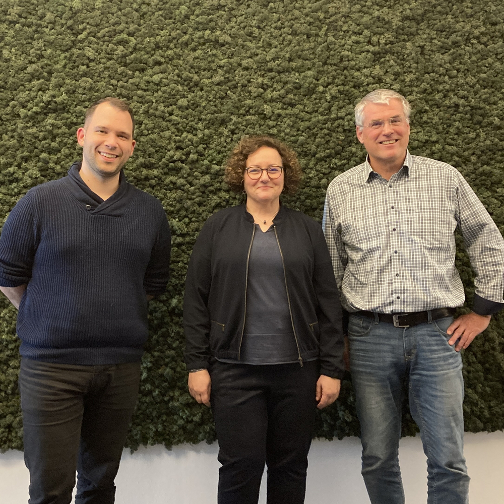 Moderator Jens Schneider im Gespräch mit Stefan Prüfer, Leiter der Angebots- und Produktentwicklung der rnv, und Peristera Deligiannidou, Leiterin der Abteilung ÖPNV im Amt für Mobilität der Stadt Heidelberg