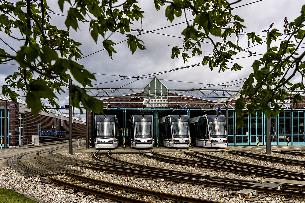 Die neue Rhein-Neckar-Tram-Fahrzeuggeneration der Rhein-Neckar-Verkehr GmbH (rnv) auf dem Betriebshof in Ludwigshafen