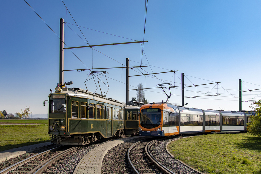 rnv-Salonwagen und rnv-Variobahn nebeneinander in einer Wendeschleife