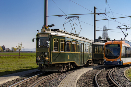 rnv-Salonwagen und rnv-Variobahn nebeneinander in einer Wendeschleife