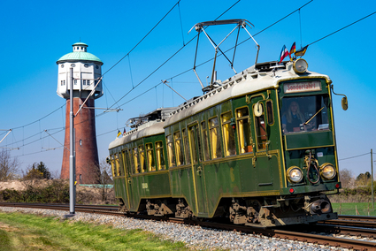Außenansicht des dunkelgrünen rnv-Salonwagens
