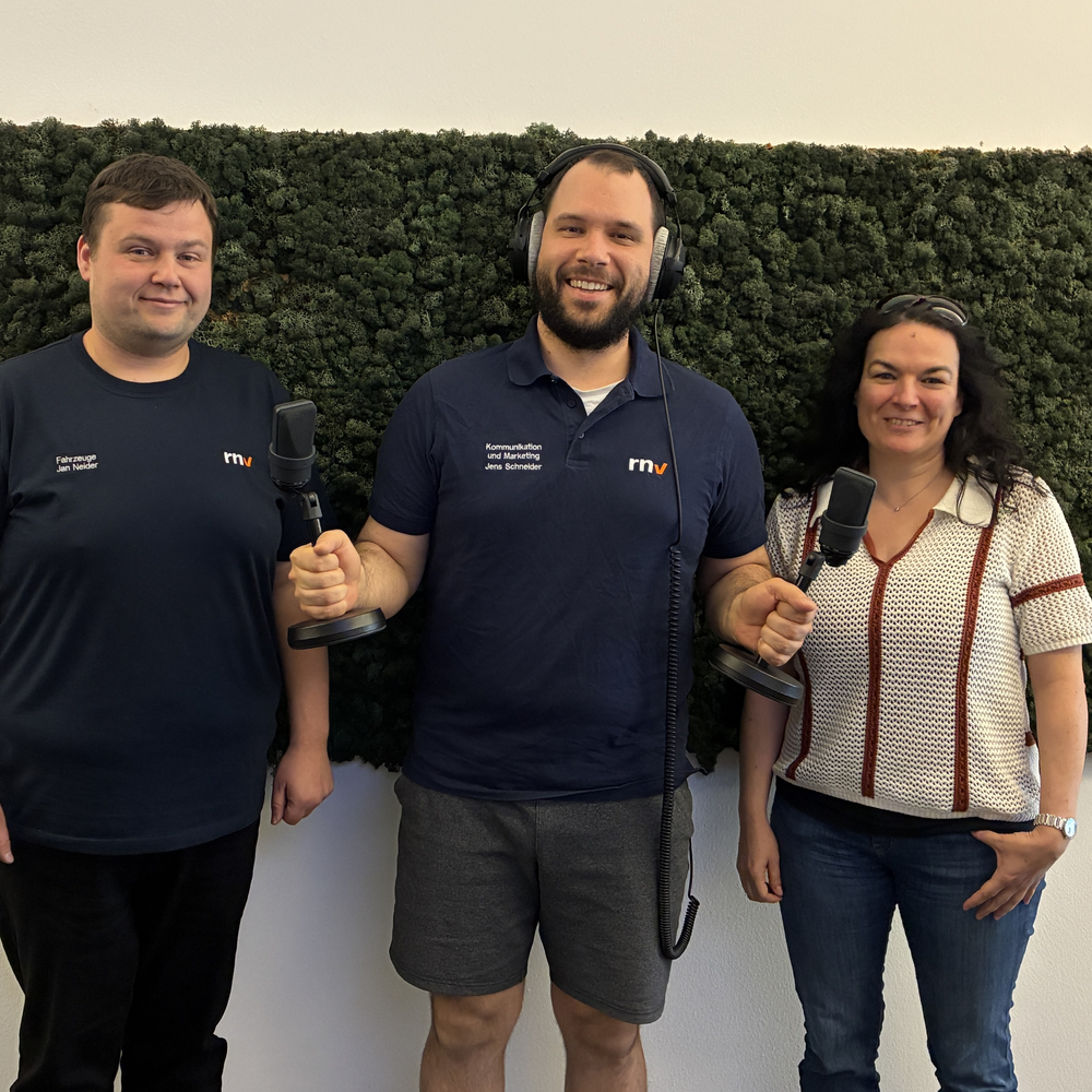 Moderator Jens Schneider mit Bianca Mössner, Leiterin Flottenmanagement und Instandhaltung Schienenfahrzeuge sowie stellvertretende Betriebsleiterin BOStrab, und Jan Neider, Instandhaltungsplaner Schienenfahrzeuge.