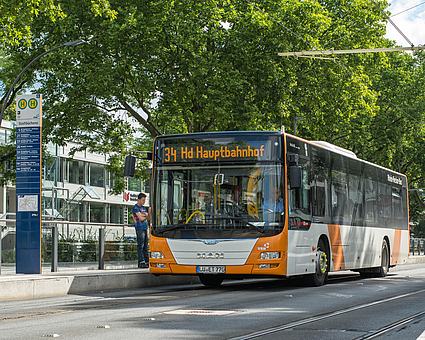 Bus an der Haltestelle HD Hauptbahnhof