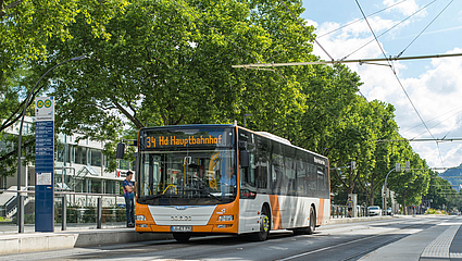 Bus an der Haltestelle HD Hauptbahnhof