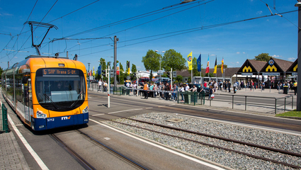 Straßenbahn vor den Toren des Mannheimer Maimarktgeländes