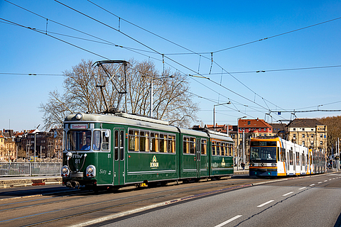 rnv-Eventfahrzeug Sixty trifft auf rnv-Bahn auf einer Brücke