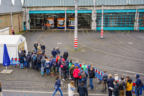 rnv: Tag der offenen Tür 2022 Besucherandrang vor der Stadtbahn-Wagenhalle beim Tag der offenen Tür 2022 der rnv.