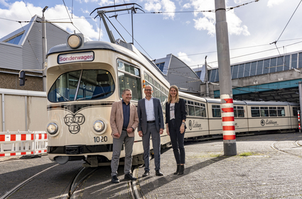 Martin in der Beek (technischer Geschäftsführer der rnv), Christian Volz (kaufmännischer Geschäftsführer der rnv) und Linn Ann Schubert (Abteilungsleitung Marketing der Privatbrauerei Eichbaum GmbH & Co. KG) präsentieren das neue rnv-Eventfahrzeug RHB1020.
