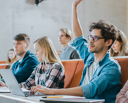 Studierende in einem Vorlesungshörsaal