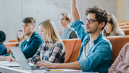Studierende in einem Vorlesungshörsaal
