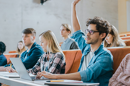 Studierende in einem Vorlesungshörsaal