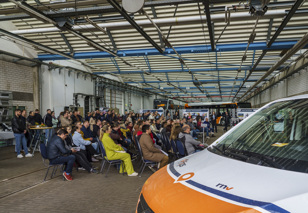 Ukrainerinnen und Ukrainer informieren sich in der Wagenhalle auf dem Mannheimer Betriebshof der rnv über Job-Möglichkeiten