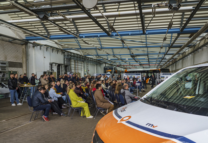 Ukrainerinnen und Ukrainer informieren sich in der Wagenhalle auf dem Mannheimer Betriebshof der rnv über Job-Möglichkeiten