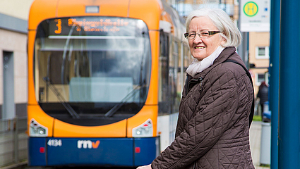 Seniorin mit Rollator an einer barrierefreien Stadtbahnhaltestelle