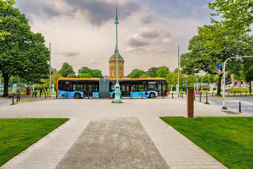 Ein H2-Gelenkbus der neusten Generation vor dem Mannheimer Wasserturm.