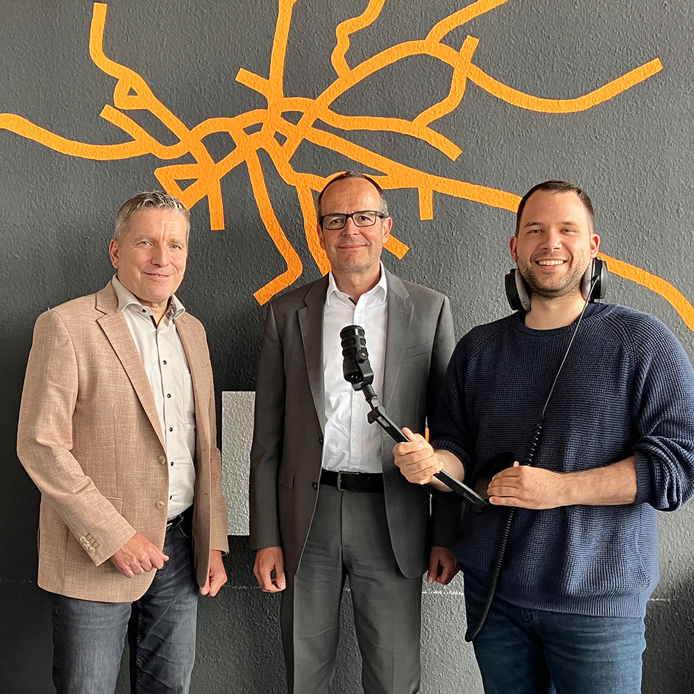 Moderator Jens Schneider spricht mit den beiden Geschäftsführern der rnv, Christian Volz und Martin in der Beek Moderator Jens Schneider spricht mit den beiden Geschäftsführern der rnv, Christian Volz und Martin in der Beek