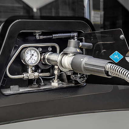 Mercedes-Benz eCitaro G Range Extender mit vollelektrischem Antrieb, NMC 3 Batterie, Brennstoffzelle, Wasserstofftanks wird mit Wasserstoff betankt