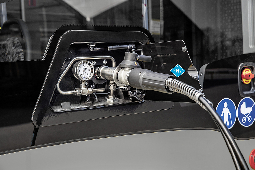 Mercedes-Benz eCitaro G Range Extender mit vollelektrischem Antrieb, NMC 3 Batterie, Brennstoffzelle, Wasserstofftanks wird mit Wasserstoff betankt