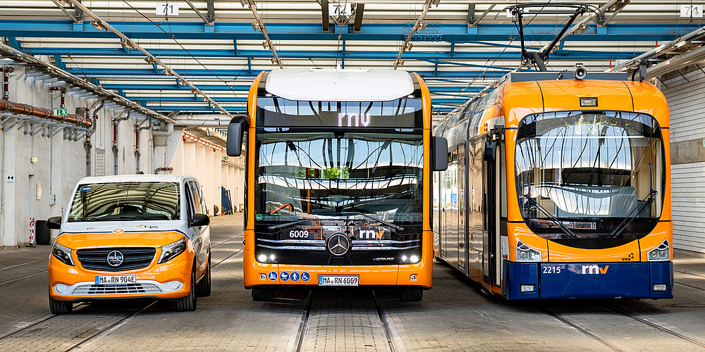 Ein fips-Shuttle, ein E-Bus und eine Stadtbahn der rnv