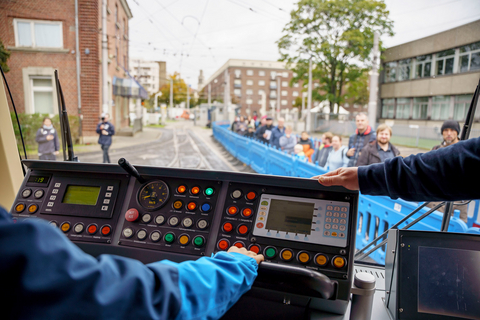 Straßenbahndiplom Ein junger Besucher des Tags der offenen Tür 2022 steuert eine Stadtbahn der rnv unter Aufsicht durch einen Fahrlehrer auf dem rnv-Betriebshof.