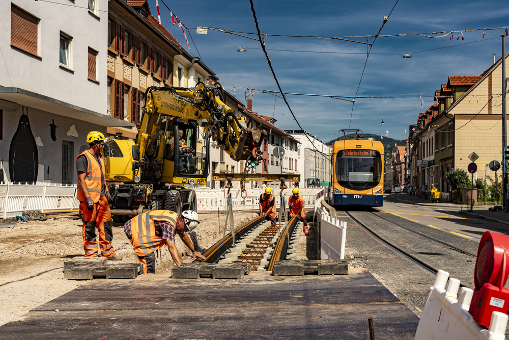 Im Bauprojekt "Neugestaltung der Dossenheimer Landstraße" werden aktuell neue Gleise gebaut.