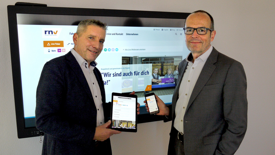 Martin in der Beek, Technischer Geschäftsführer der Rhein-Neckar-Verkehr GmbH (rnv) und Christian Volz, Kaufmännischer Geschäftsführer der rnv stellen die neue rnv-Website vor.