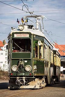 Der dunkelgrüne rnv-Salonwagen von vorne