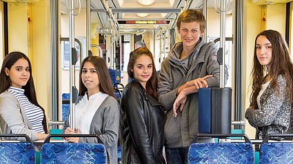 Jugendliche Schulwegbegleiter in einer Straßenbahn